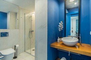 Suihku, hiustenkuivaaja, pyyhkeet, saippua