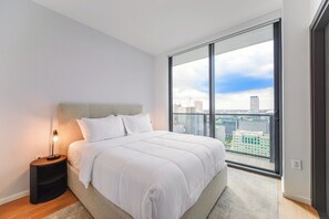 3 bedrooms, premium bedding, blackout curtains, iron/ironing board - Deluxe Apt Bayside Views Await (Miami)