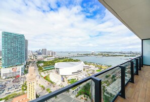 Balcony view - Deluxe Apt Bayside Views Await (Miami)