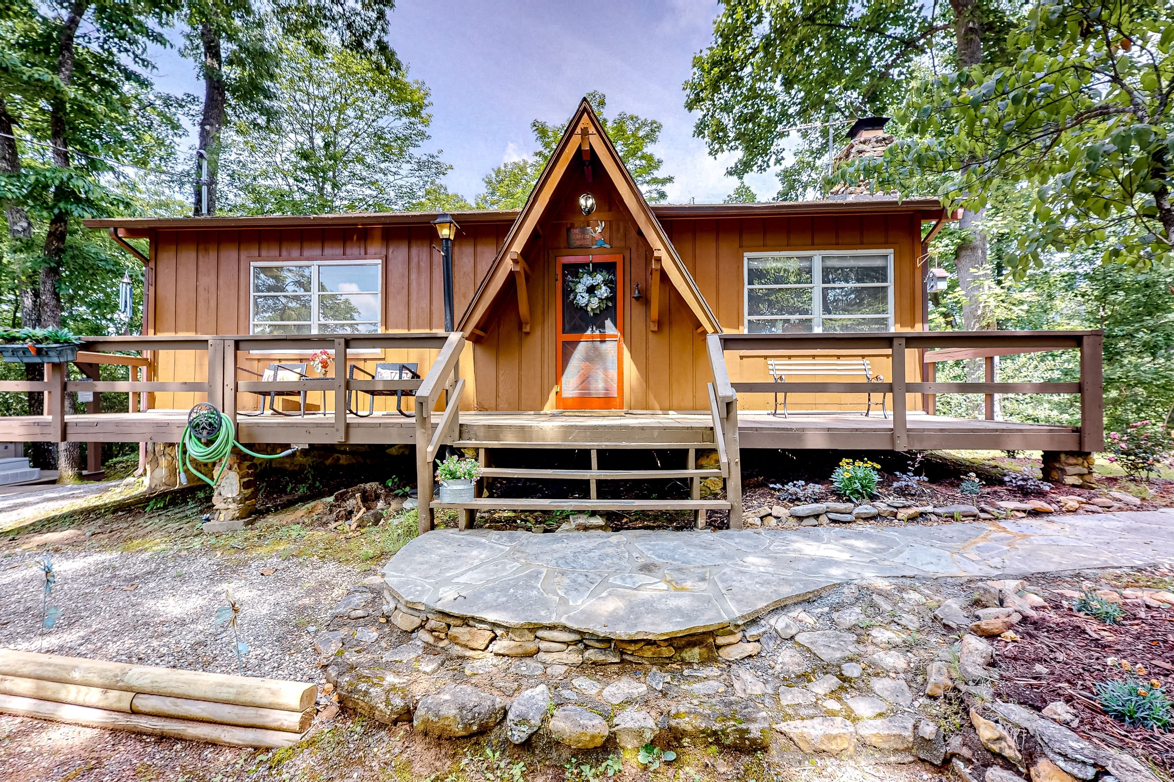 Vintage cabin with lovely mountain views, hot tub, & W/D - convenient location