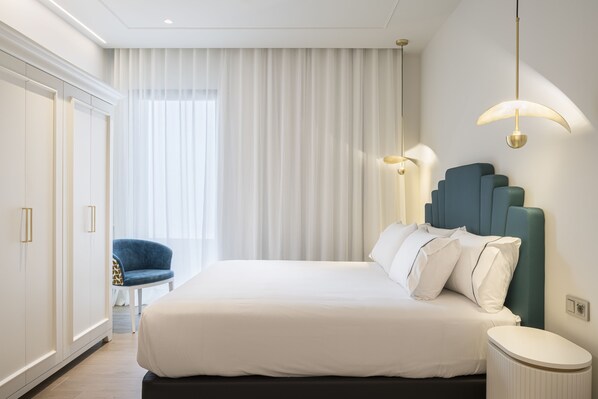 In-room safe, soundproofing, free WiFi, bed sheets