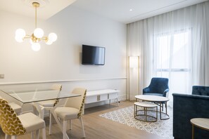 In-room safe, soundproofing, free WiFi, bed sheets