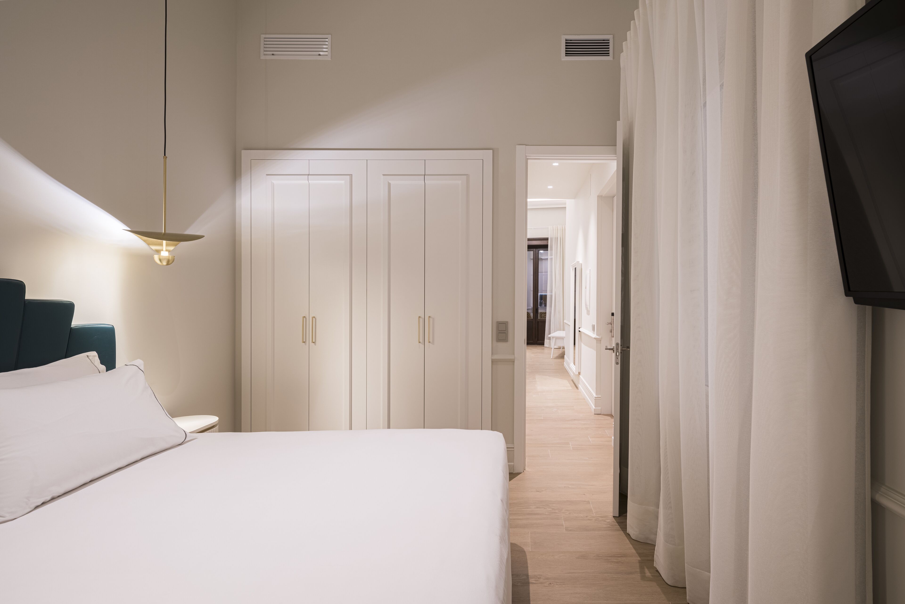 Soundproofing, free WiFi, bed sheets