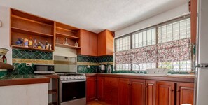 Fridge, microwave, oven, coffee/tea maker - Linda Recidencia Centro Cancun Villa Mexico (Cancún)