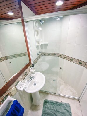 Dusche, Bidet, Handtücher, Seife