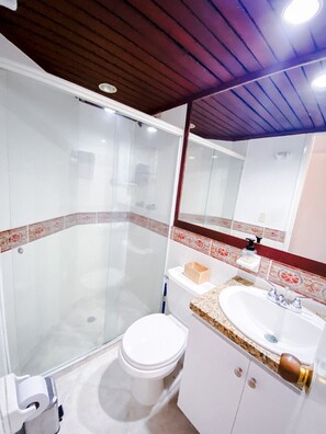 Douche, bidet, serviettes fournies, savon