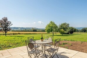 Outdoor dining - Recently converted stables with lake view (Chew Magna)