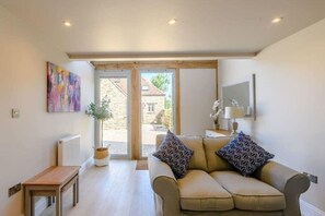 TV - Recently converted stables with lake view (Chew Magna)