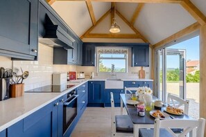 Fridge, microwave, oven, dishwasher - Recently converted stables with lake view (Chew Magna)