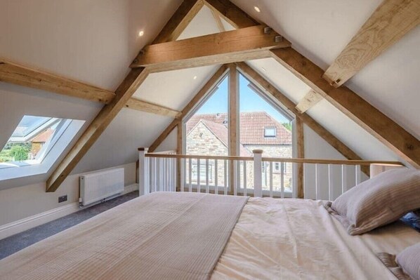 1 bedroom, travel cot, WiFi, bed sheets - Recently converted stables with lake view (Chew Magna)