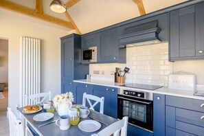 Fridge, microwave, oven, dishwasher - Recently converted stables with lake view (Chew Magna)