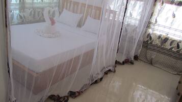 Escritorio, espacio para trabajar con laptop y ropa de cama