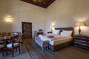 Deluxe Suite | Egyptian cotton sheets, premium bedding, down comforters, in-room safe - Schloss Freudenstein (Appiano Sulla Strada del Vino)