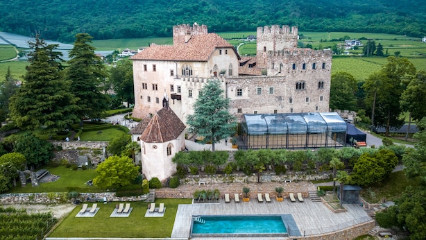 A castle with a swimming pool, surrounded by lush greenery and a vineyard. - Schloss Freudenstein (Appiano Sulla Strada del Vino)