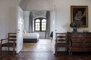 Executive Suite | Egyptian cotton sheets, premium bedding, down comforters, in-room safe - Schloss Freudenstein (Appiano Sulla Strada del Vino)