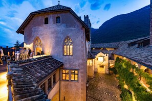 A historic building with a stone facade, arched windows, and a cobblestone courtyard. - Schloss Freudenstein (Appiano Sulla Strada del Vino)