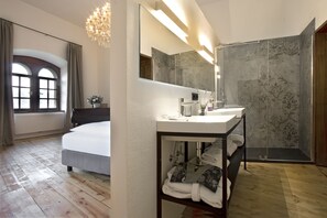 Executive suite | Badkamer | Een douche, een regendouche, gratis toiletartikelen, een haardroger