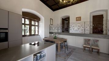 Executive-sviitti | Oleskelualue | 24–tuumainen äly-TV, jossa satelliittikanavat