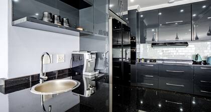 Gemmell Place - Four Bedroom House, Sleeps 8