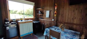 Fridge, oven, stovetop, electric kettle - Chalés Próximo a Lagoa de Ibiraquera/imbituba, Praia do Rosa (Ibiraquera Imbituba)