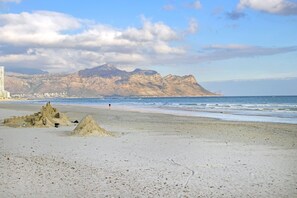 On the beach - Jacquelena Hof 9 - Three Bedroom Apartment, Sleeps 6 (Cape Town)