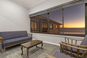 Smart TV - Jacquelena Hof 9 - Three Bedroom Apartment, Sleeps 6 (Cape Town)