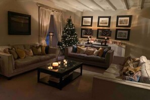 TV - Stunning Manor House with Private Pool & Hot Tub (Bristol)