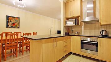 Een koelkast, een microgolfoven, een oven, een vaatwasser