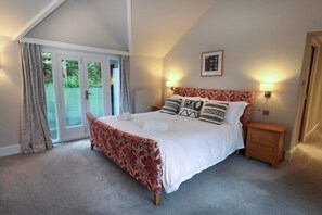 5 bedrooms, iron/ironing board, WiFi, bed sheets - Luxury country house with pool and hot tub

 (Langford)