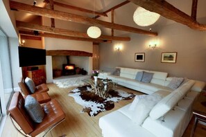 TV, fireplace, stereo - Luxury country house with pool and hot tub

 (Langford)