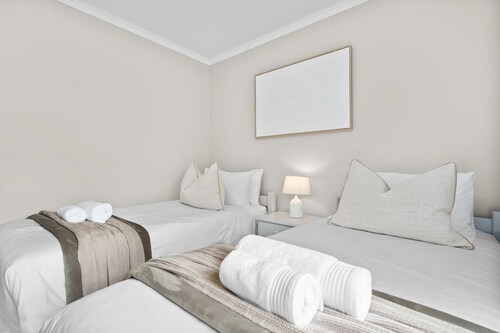 Laguna Beach B8 - Three Bedroom Apartment, Sleeps 6