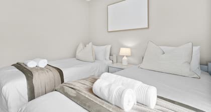 Laguna Beach B8 - Three Bedroom Apartment, Sleeps 6