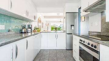 Coffee/tea maker, fridge, microwave, oven