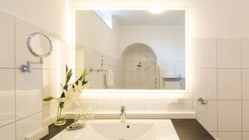 Haartrockner, Handtücher, Seife, Shampoo