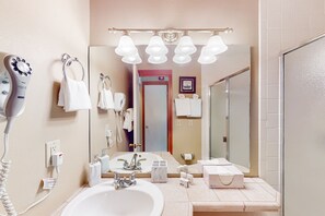 Sèche-cheveux, serviettes fournies