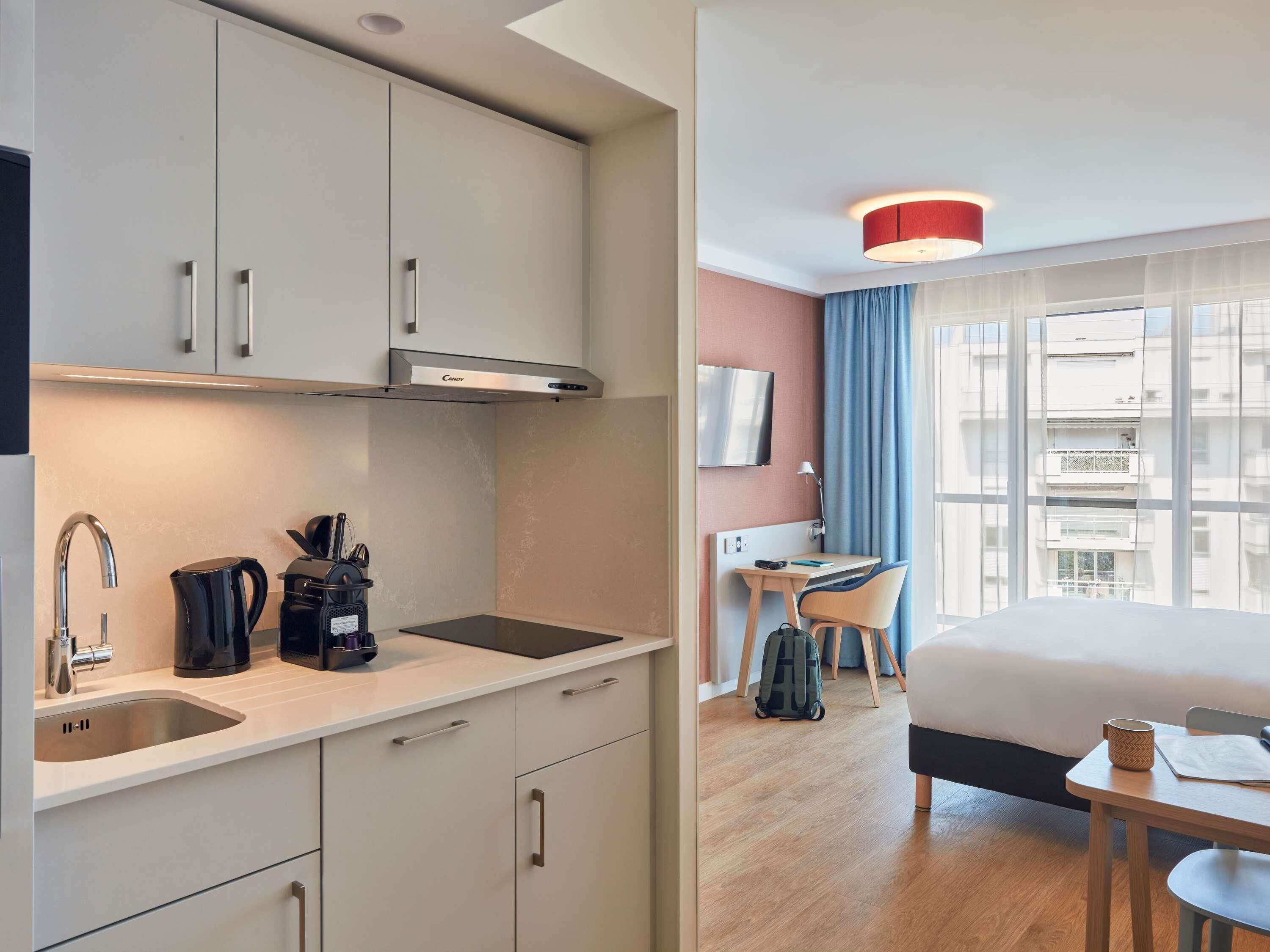 Studio Supérieur | Cuisine privée | Grand réfrigérateur, micro-ondes, four, plaque de cuisson