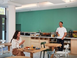 Café da manhã com buffet todos os dias mediante uma taxa