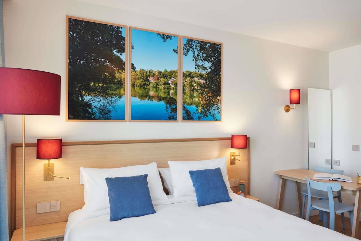 Ropa de cama de alta calidad y camas con pillow-top