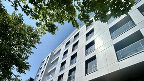 Ein modernes Gebäude mit einem Schild für 'Adagio Apartments'.