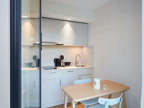Estudio superior, 1 cama doble, balcón | Ropa de cama de alta calidad y colchones con acolchado adicional