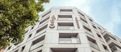 A modern multi-story building with a prominent sign reading "DAGAGLO PARTNER".