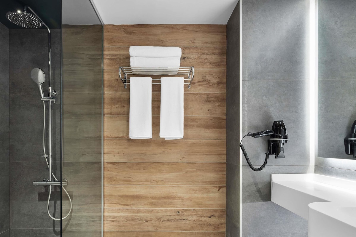 Roupas de cama premium, frigobar, cofres nos quartos, escrivaninha