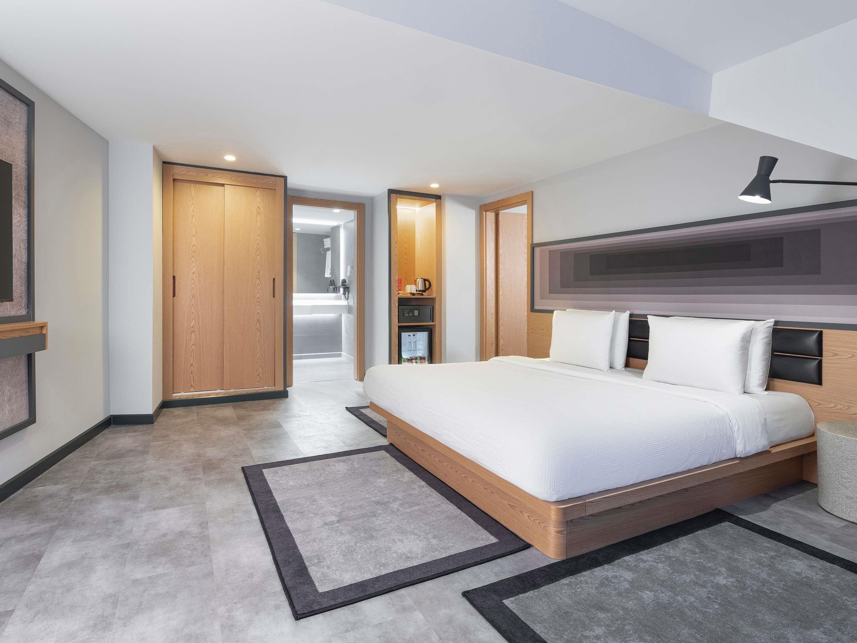 Suite, 1 King-Bett | Hochwertige Bettwaren, Minibar, Zimmersafe, Schreibtisch