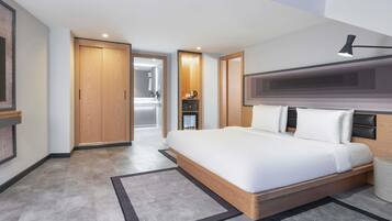Suite, 1 King-Bett | Hochwertige Bettwaren, Minibar, Zimmersafe, Schreibtisch