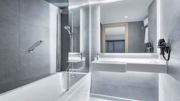 Suite, 1 King-Bett | Hochwertige Bettwaren, Minibar, Zimmersafe, Schreibtisch