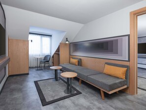 أغطية فراش متميزة وميني بار وخزنة داخل الغرفة ومكتب