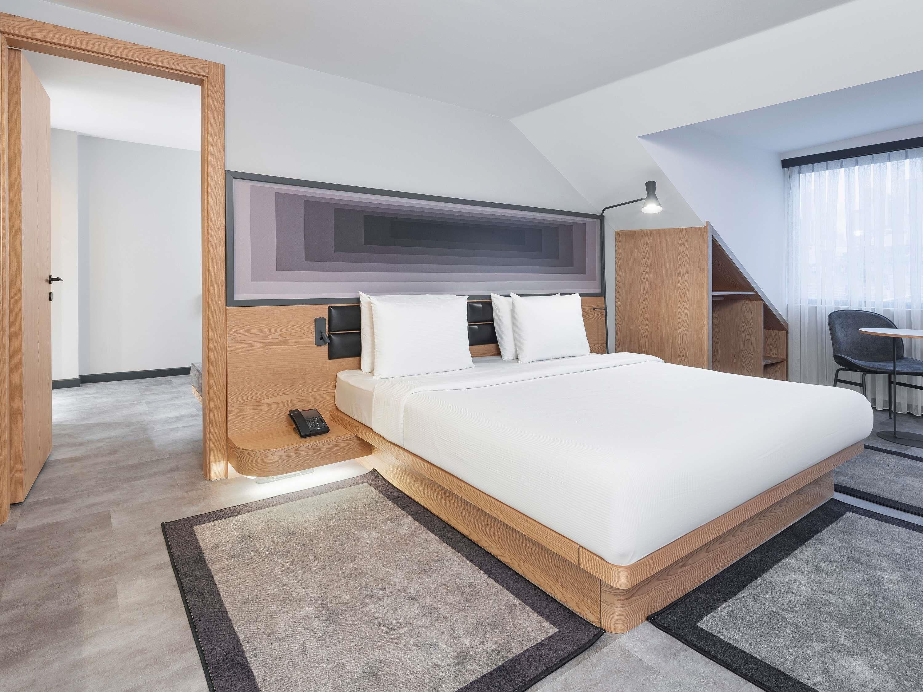 Suite, 1 King Bed | Premium bedding, minibar, in-room safe, desk