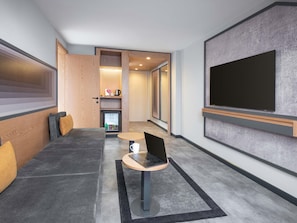 Suite, 1 letto king | Biancheria da letto di alta qualità, minibar, una cassaforte in camera