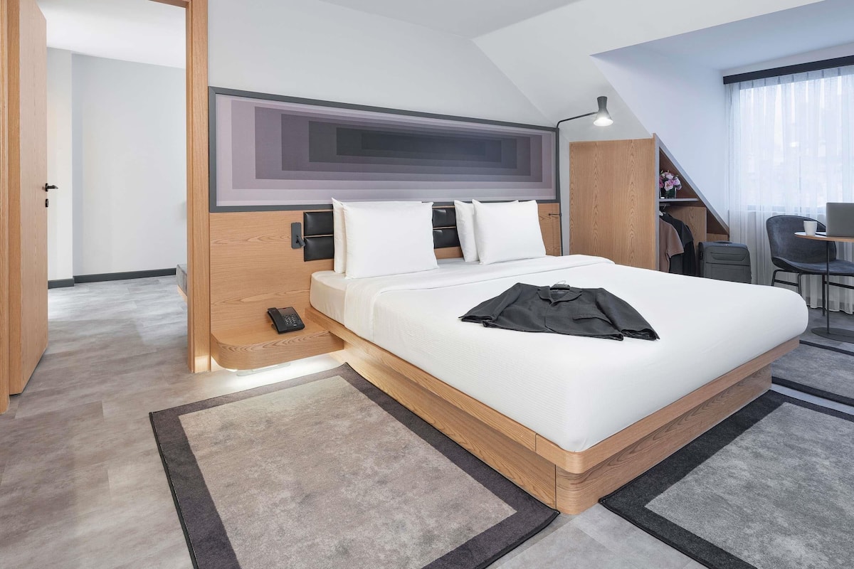 Suite - 1 kingsize-seng | Premium-sengetøj, minibar, pengeskab på værelset, skrivebord