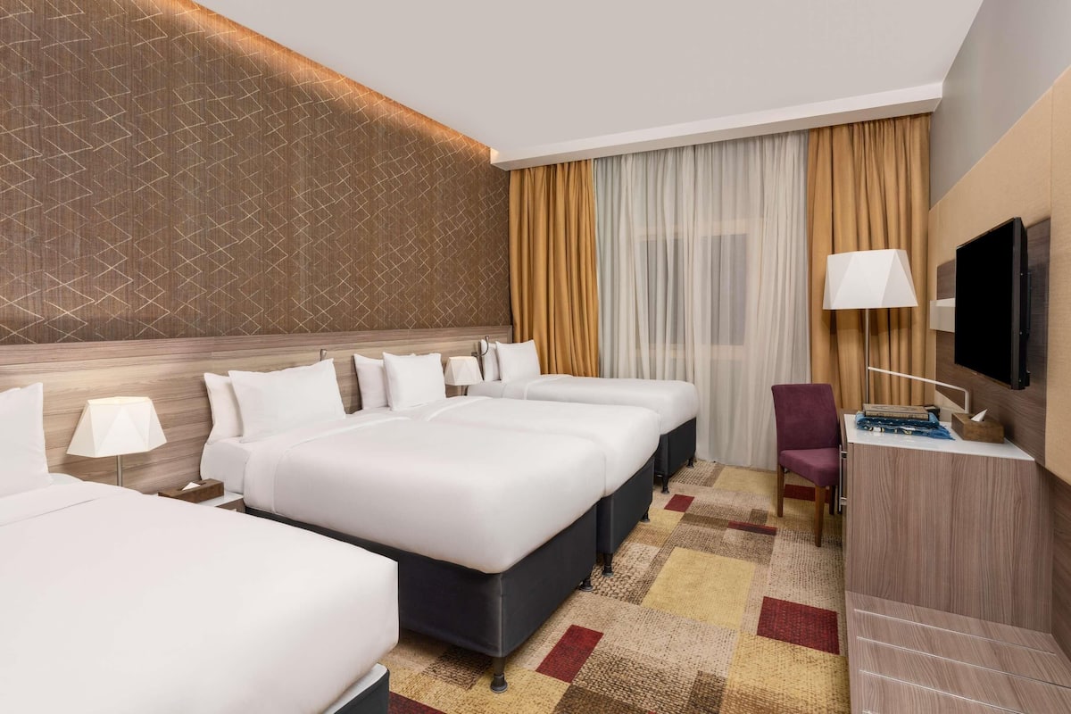 Quarto clássico, várias camas | Cofres nos quartos, quartos à prova de som, Wi-Fi de cortesia